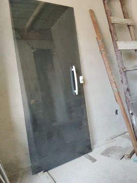 Porta de vidro temperado fumê com puxador 2.10 de altura 89 cm de largura.