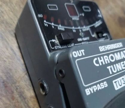 Afinador de Guitarra Behringer TU30