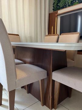 MESA  COM 6 CADEIRAS A VENDA