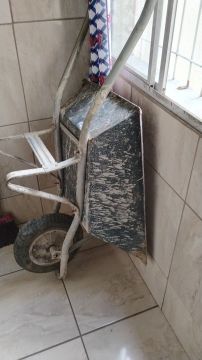 Carrinho de mão de obra em bom estado