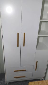 Guarda-roupa branco com 2 portas e 3 prateleiras
