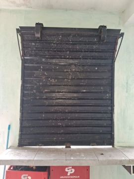 Porta de aço de enrolar usada