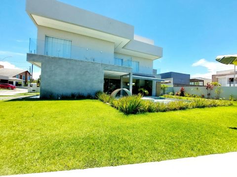 Casa moderna com piscina em condomínio fechado