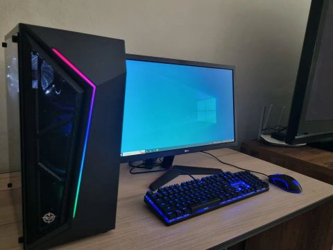 PC Gamer com monitor LG 144Hz