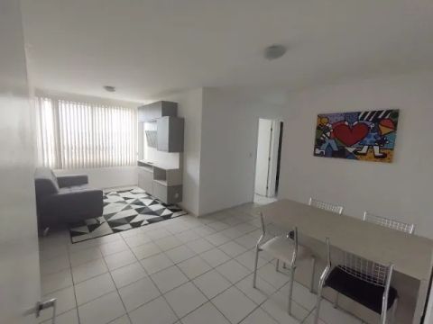 Apartamento totalmente mobiliado disponível para locação.
