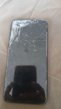 Celular com tela quebrada - preço negociável