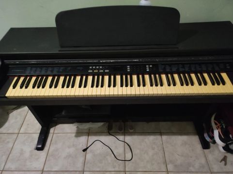 Piano eletrônico sete oitavas tg 8815 com pedais 