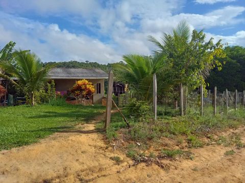  Vende se Sítio  com casa e área verde e roça .