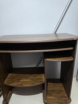 Mesa de Escritório com Prateleiras