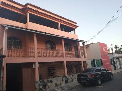 Casa , com 6 quartos , e vaga para 6 carros com quase 600 metros quadrados , mais área tip