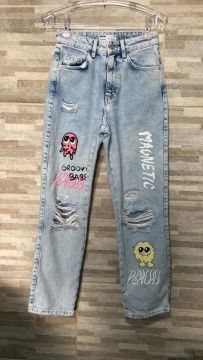Calça jeans customizada com desenhos