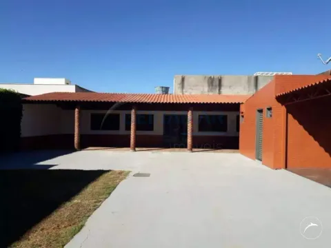 Casa com 3 quartos, sendo 2 suítes, com piscina e churrasqueira para alugar no Condomínio 