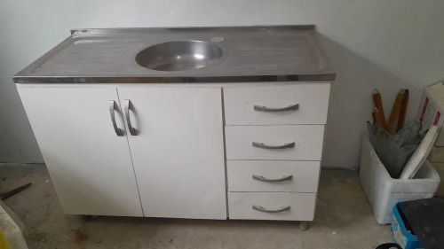 Armário de cozinha branco com pia