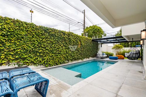 Casa com piscina no Batel, 332m, 3 suites, 4 vagas com ponto eletrico, jardim, proximo Pat