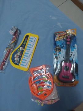 Kit com 4 instrumentos musicais infantis  novos!