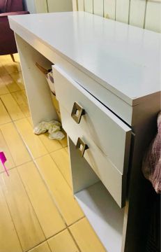 Mesa de escritório branca com gavetas