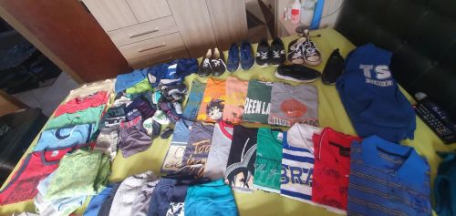Lote de roupas para menino entre 7 e 8 anos