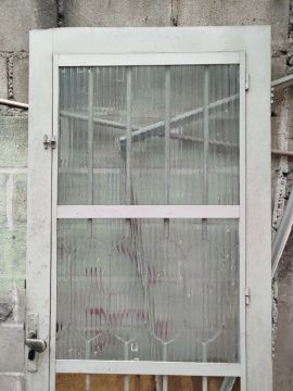 Porta de aço grande reforçada 