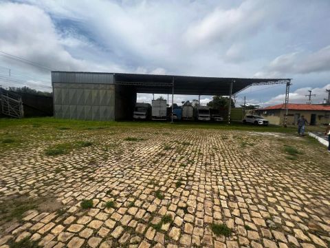 Imóvel comercial no Bairro Aeroporto, com 1.800 m², pátio e galpão ideal para garagens e