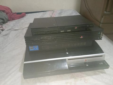Vendo dois PlayStation 2 é um PS3