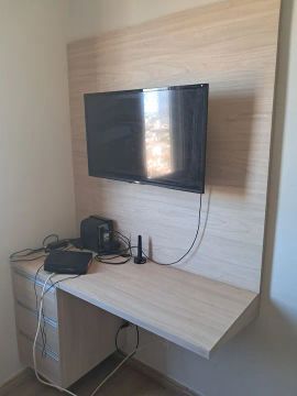 Escrivaninha com gaveteiro