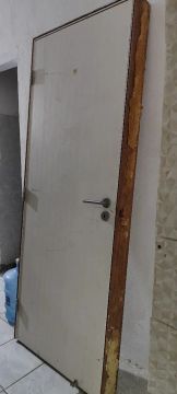 Vendo esse porta completa de madeira 