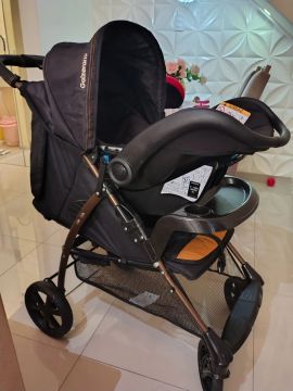 Carrinho de Bebê Galzerano com Bebê conforto 