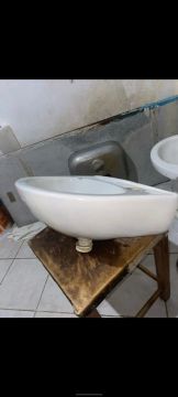 Pia de banheiro semi nova Tam. 38cm de largura e 30 cm de comprimento 