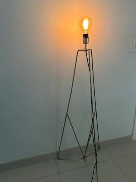 Luminária de chão moderna em formato triangular