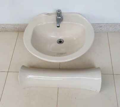 Pia com Coluna marca CELITE, na cor areia