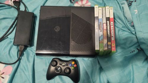 Xbox 360 com jogos e controle