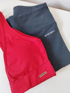BRECHÓ/Conjunto de cropped e legging - Preto e Vermelho