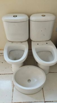 Vendo 02 Vasos sanitário com Caixa Acoplada e pia Cuba de Louça de Apoio Redondo CELITE