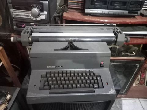 Máquina de escrever Olivetti Tekne 3