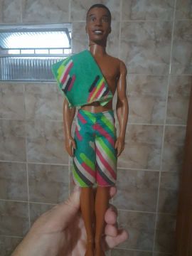 Boneco Ken Negro estilo praiano