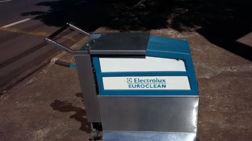 Maquina de lavar pisos Electrolux antiga funcionando mais precisa manutenção muito tempo p
