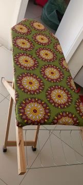 Mesa de passar roupa com capa estampada