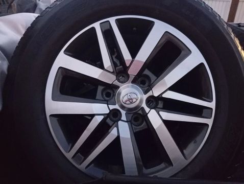 Vd aro 18 original Hilux tudo zero . 