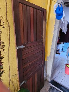 Porta de madeira maciça