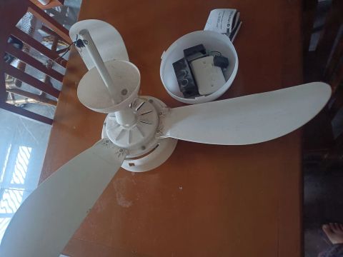 Ventilador de teto branco