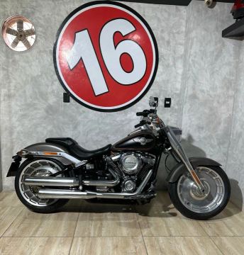 Harley Davidson HD Softail Fat Boy 2019 Cinza e Preta.