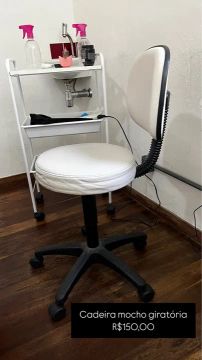 Cadeira giratória estofada branca