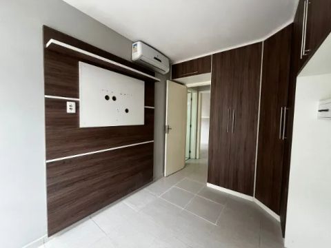 Excelente apartamento com dois quartos sendo uma suíte, armários e ar condicionados