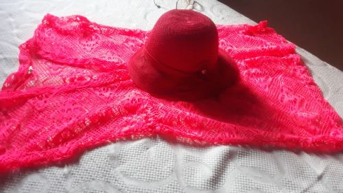 Vendo por 120,00 saída de praia e chapeu usado 1 vez.
