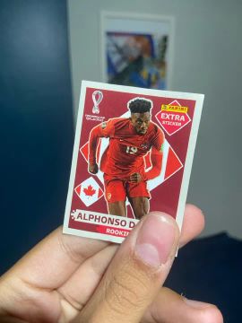ORIGINAL - Figurinha Legend Bordô Alphonso Davies 