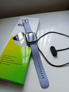 Smartwatch amazfit BIP 3 **película protetora sendo usada**