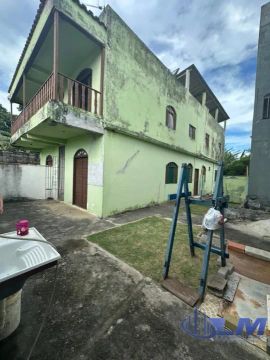 OPORTUNIDADE- CASA DUPLEX NO BAIRRO SANTA MÔNICA 03 KITNETS NO PRIMEIRO PAVIMENTO SENDO 01