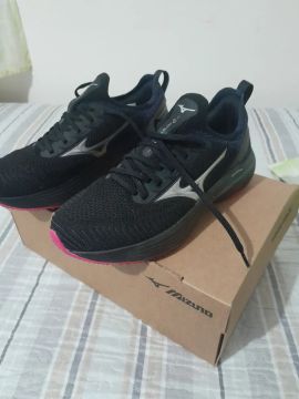 Tênis Mizuno preto com detalhes rosa