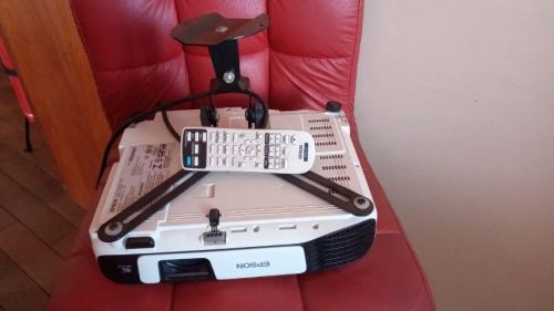 Projetor Epson com suporte + tela de projeção com tripé