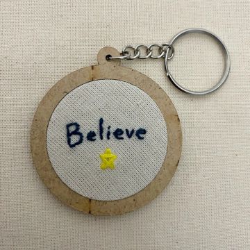 Chaveiro bordado "Believe" com estrela